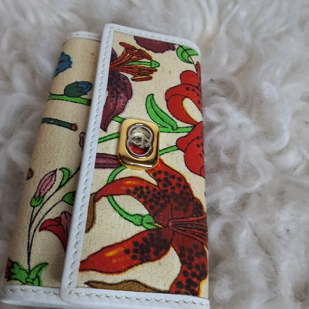 “Gucci Flora 6-Key Holder White Leather Floral Canvas Key Case”